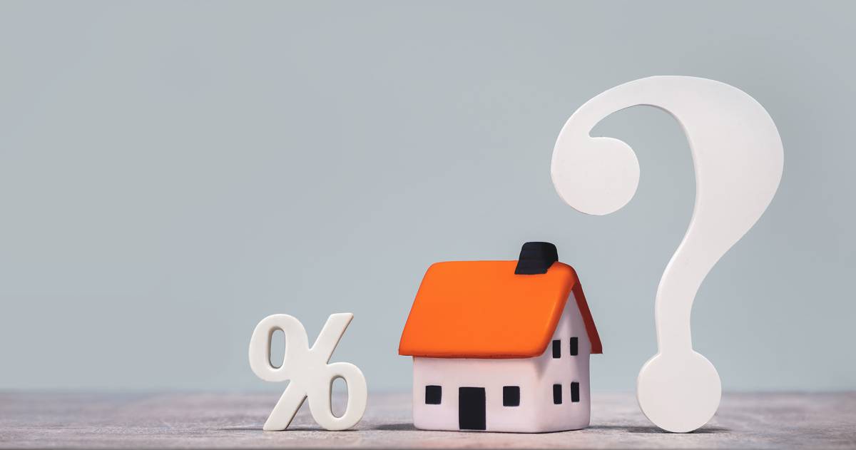 Hypotheek; wit procentteken, afbeelding van een huis en een groot wit vraagteken
